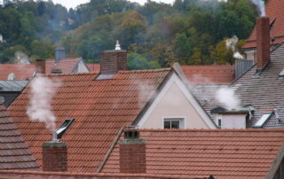 Zdjęcie dachów z dymiącymi kominami.